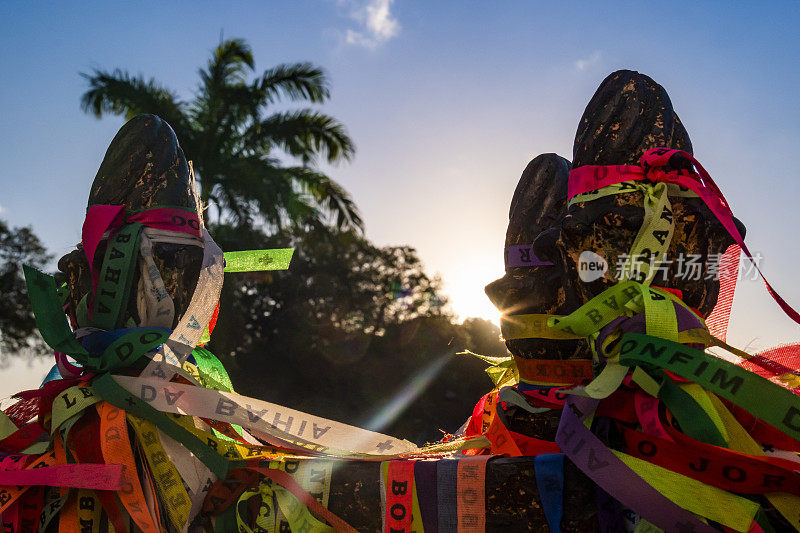 Bonfim Ribbon在教堂前面